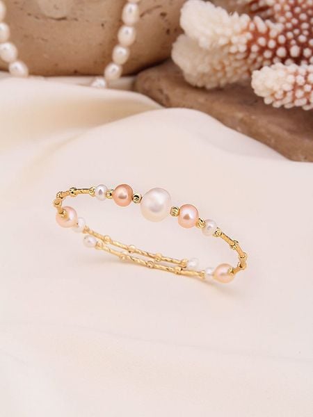 Pierres de Jade Pozłacana bransoletka z perłami rozmiar: onesize. Białe bransoletki Pierres de Jade, z perłą, pozłacane. Za 39,99 zł.