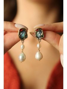 L'Atelier de Gaia Pozłacane kolczyki z perłami i masą perłową rozmiar: onesize. Białe kolczyki L'Atelier de Gaia, z perłą, pozłacane. Za 126,45 zł.