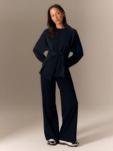 4F Bluza regular z wiązaniem i modalem damska - czarna L. Czarne bluzy 4f, l, bez wzorów, z dzianiny, bez kaptura. Za 189,99 zł.