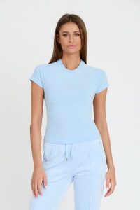 JUICY COUTURE Błękitny t-shirt Shrunken Diamante Tee. Niebieskie t-shirty Juicy Couture, s, bez wzorów, bez kołnierzyka, bez ramiączek. W wyprzedaży za 79,99 zł.