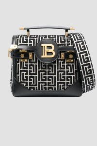 BALMAIN Czarny kuferek damski Classic Handle Bag M. Czarne kuferki Balmain, z aplikacjami, z materiału, na ramię, zdobione, bez dodatków. W wyprzedaży za 7 999,99 zł.
