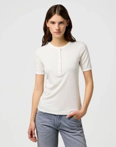 DAMSKA KOSZULKA WRANGLER FEMME KNIT HENLEY WORN WHITE 112370743. Białe bluzki Wrangler, m, bez wzorów, bez kołnierzyka, bez ramiączek. Za 89,99 zł.