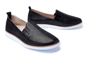 LANQIER 42C2518 black, półbuty/mokasyny damskie. Czarne półbuty Lanqier, na lato, bez wzorów, ze skóry, bez obcasa, bez zapięcia. Za 104,95 zł.
