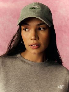 4F Czapka z daszkiem strapback damska - zielona XS/S (56cm). Zielone czapki 4f, bez wzorów, z materiału, klasyczne. W wyprzedaży za 49,99 zł.