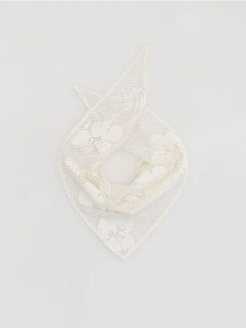 Ażurowa chusta - złamana biel. Apaszki i chusty Reserved, w ażurowe wzory. Za 59,99 zł.