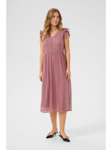 Kaffe Sukienka w kolorze jasnoróżowym rozmiar: 40. Różowe sukienki Kaffe, bez wzorów, z koronki, bez kołnierzyka, bez ramiączek, midi. Za 113,99 zł.