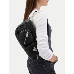 Torebka Guess Jeans. Czarne torebki klasyczne Guess Jeans, z aplikacjami, z jeansu, bez dodatków. Za 259,99 zł.