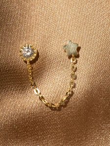 OR ÉCLAT Złote kolczyki-wkrętki "Royal" z cyrkonią rozmiar: onesize. Żółte kolczyki OR ÉCLAT, z cyrkonią, złote. Za 260,99 zł.