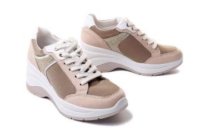 IGI&CO 16560 11 visone, półbuty/sneakersy damskie. Brązowe półbuty IGI&CO, w ażurowe wzory, bez obcasa, na koturnie, bez zapięcia. Za 233,94 zł.