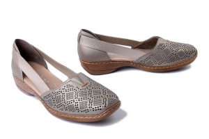 RIEKER 41351-90 silver/platinum, półbuty damskie. Szare półbuty Rieker, na lato, w ażurowe wzory, bez obcasa, bez zapięcia. Za 255,92 zł.