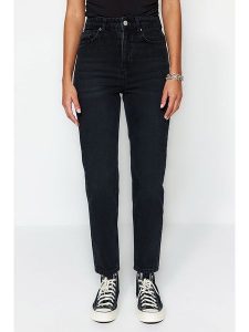 Trendyol Dżinsy - Mom fit - w kolorze czarnym rozmiar: 34. Czarne jeansy Trendyol, bez wzorów, z bawełny, z podwyższonym stanem. Za 105,38 zł.