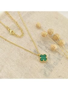 Miu Silver Pozłacany naszyjnik z zawieszką - dł. 42 cm rozmiar: onesize. Zielone naszyjniki Miu Silver, z perłą, pozłacane. Za 151,90 zł.