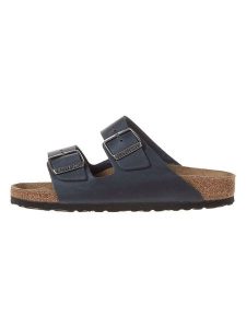 Birkenstock Skórzane klapki "Arizona" w kolorze granatowym rozmiar: 40. Niebieskie klapki Birkenstock, bez wzorów, z otwartym noskiem, bez obcasa. Za 346,63 zł.