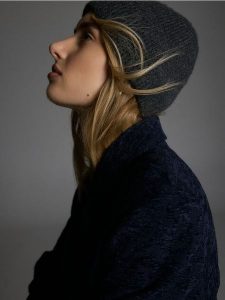 Czapka beanie - ciemnoszary. Szare czapki Reserved, bez wzorów. Za 39,99 zł.