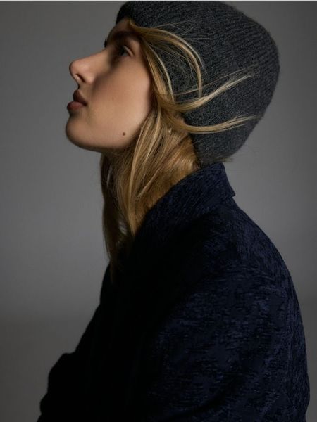 Czapka beanie - ciemnoszary. Szare czapki Reserved, bez wzorów. Za 39,99 zł.