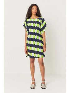 SKFK Sukienka "Laide" w kolorze granatowo-zielonym rozmiar: 36. Niebieskie sukienki SKFK, na co dzień, bez wzorów, z wiskozy, bez kołnierzyka, bez ramiączek, mini, proste. Za 239,99 zł.