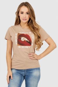 GUESS Beżowy t-shirt damski z nadrukiem amour. Brązowe t-shirty Guess, s, z aplikacjami, z bawełny, bez kołnierzyka, bez ramiączek. W wyprzedaży za 129,99 zł.