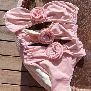 Jednoczęściowy kostium kąpielowy z florystycznym wzorem na lato Charlot. Czerwone stroje jednoczęściowe Intica, bez wzorów. Za 169,00 zł.