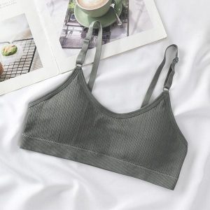 Braletka miękka z delikatnymi ramiączkami Robinia. Brązowe biustonosze Intica, bez wzorów, z tkaniny. Za 59,00 zł.