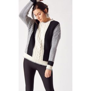 Sweter w kolorze szaro-biało-czarnym. Białe długie swetry marki Robin, z okrągłym kołnierzem. W wyprzedaży za 169,95 zł.