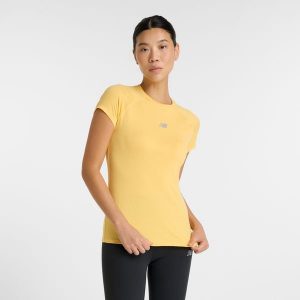 Koszulka damska New Balance WT51223CEE – żółta. Żółte bluzki New Balance, s, bez wzorów, z materiału, eleganckie, bez kołnierzyka, bez ramiączek. Za 139,99 zł.