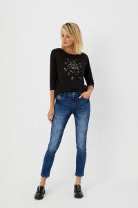 Jeansy typu straight leg. Niebieskie jeansy MOODO, bez wzorów, z bawełny, długie. W wyprzedaży za 25,99 zł.