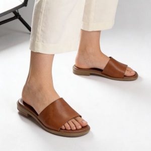 Klapki damskie Armodo, skórzane płaskie naturalna skóra odkryte palce minimalistyczny fason letnie obuwie codzienne, brązowe, 40475. Brązowe klapki Armodo, bez wzorów, ze skóry, bez obcasa, na płaskiej podeszwie. Za 269,00 zł.