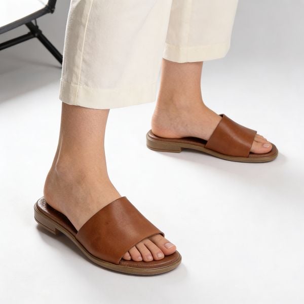 Klapki damskie Armodo, skórzane płaskie naturalna skóra odkryte palce minimalistyczny fason letnie obuwie codzienne, brązowe, 40475. Brązowe klapki Armodo, bez wzorów, z jeansu, bez obcasa, na obcasie. Za 242,90 zł.