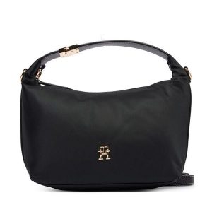 Torebka Tommy Hilfiger. Czarne torebki klasyczne TOMMY HILFIGER, bez wzorów, z nylonu, bez dodatków. Za 529,99 zł.