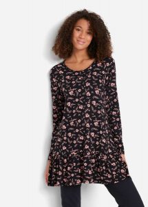 Długa tunika shirtowa z mieszanki wiskozy. Czarne tuniki bonprix, bez wzorów, z wiskozy, bez kołnierzyka, bez ramiączek. Za 119,99 zł.