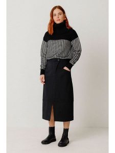 SKFK Sweter "Rebeka" w kolorze czarno-białym rozmiar: 38. Czarne swetry oversize SKFK, bez wzorów, z bawełny, bez ramiączek. Za 236,61 zł.