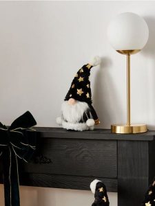 Świąteczny skrzat dekoracyjny z czarną czapką - czarny. Czarne czapki Sinsay, bez wzorów, wizytowe. Za 19,99 zł.