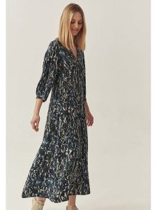 TATUUM Sukienka w kolorze granatowo-beżowym rozmiar: 38. Niebieskie sukienki Tatuum, bez wzorów, z wiskozy, bez kołnierzyka, bez ramiączek, maxi. Za 183,15 zł.