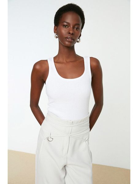 Trendyol Top w kolorze białym rozmiar: XL. Białe topy Trendyol, xl, bez wzorów, bez kołnierzyka, bez ramiączek. Za 26,25 zł.