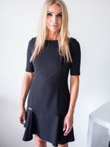 Sukienka Model Indygo Black - Jersa. Czarne sukienki Jersa, plus size, bez wzorów, wizytowe, bez kołnierzyka, plus size, bez ramiączek, dopasowane. Za 320,90 zł.