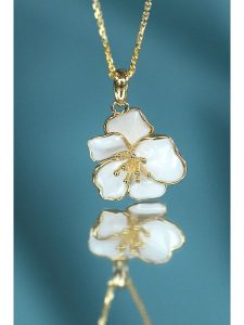 DIAMANTA Złota zawieszka "Orchidée" rozmiar: onesize. Żółte zawieszki DIAMANTA, złote. Za 1 010,31 zł.