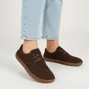 Półbuty damskie barefoot Armodo, cholewka ze skóry naturalnej zamszowej klasyczna sznurowana forma lekka elastyczna podeszwa zapewniająca komfort cod. Brązowe półbuty Armodo, bez wzorów, ze skóry, bez obcasa, bez zapięcia. Za 339,00 zł.