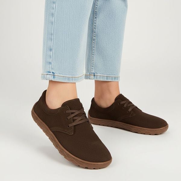 Półbuty damskie barefoot Armodo, cholewka ze skóry naturalnej zamszowej klasyczna sznurowana forma lekka elastyczna podeszwa zapewniająca komfort cod. Brązowe półbuty Armodo, bez wzorów, ze skóry, bez obcasa, bez zapięcia. Za 305,90 zł.