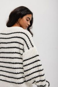 Sweter oversize z bufiastym rękawem w BIAŁO-CZARNE paski - RIVERO. Białe golfy Marsala, na lato, bez wzorów, z wełny, bez ramiączek. Za 269,90 zł.