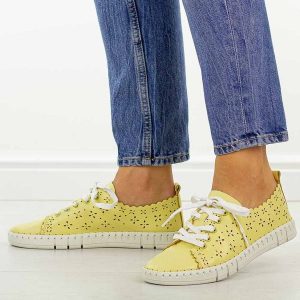 Żółte ażurowe skórzane półbuty damskie Filippo Dp7631/26. Żółte półbuty Filippo, na lato, w ażurowe wzory, z jeansu, z okrągłym noskiem, bez obcasa, na płaskiej podeszwie, bez zapięcia. W wyprzedaży za 197,10 zł.