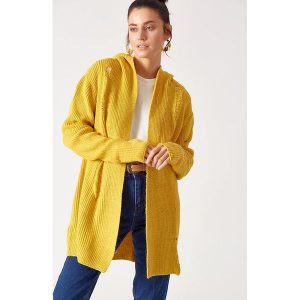 Kardigan w kolorze musztardowym. Długie swetry marki Robin. W wyprzedaży za 189,95 zł.