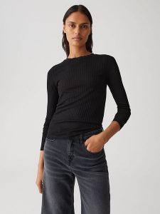 OPUS Koszulka w kolorze czarnym rozmiar: 42. Czarne bluzki Opus, bez wzorów, bez kołnierzyka, bez ramiączek. Za 174,43 zł.