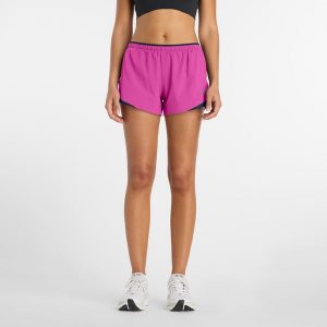 Spodenki damskie New Balance WB61J868AAB – różowe. Czerwone spodenki sportowe New Balance, m, bez wzorów, z materiału, na fitness i siłownię. Za 199,99 zł.