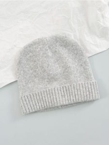 Czapka beanie - szary. Szare czapki Sinsay, bez wzorów, z materiału. Za 19,99 zł.