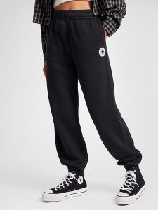 Converse Spodnie dresowe w kolorze czarnym rozmiar: XL. Czarne spodnie dresowe Converse, xl, bez wzorów, z dresówki. Za 188,85 zł.