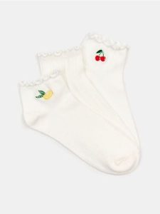 Bawełniane skarpetki z ozdobnymi falbankami 3 pack - kremowy. Białe skarpetki Sinsay, bez wzorów, z bawełny. Za 12,99 zł.