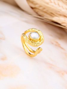 L'Atelier de Gaia Pozłacany pierścionek z perłą rozmiar: onesize. Białe pierścionki L'Atelier de Gaia, z perłą, pozłacane. Za 70,24 zł.
