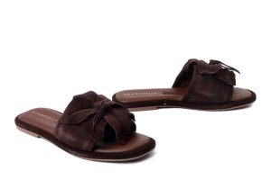 BOMBONELLA G039 25039-1 brązowy, klapki damskie. Brązowe klapki Bombonella, bez wzorów, ze skóry, bez obcasa, na obcasie. Za 220,92 zł.