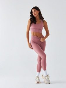 Legginsy Sportowe BeShaped Pilates Joga. Czerwone legginsy BESHAPED, bez wzorów, z dzianiny, z podwyższonym stanem, długie. Za 199,00 zł.