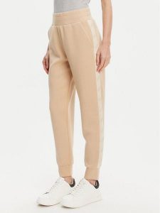 Guess Spodnie dresowe W5YB11 KBYE2 Beżowy Regular Fit. Brązowe spodnie dresowe Guess, xxl, z aplikacjami, z dresówki. Za 299,99 zł.